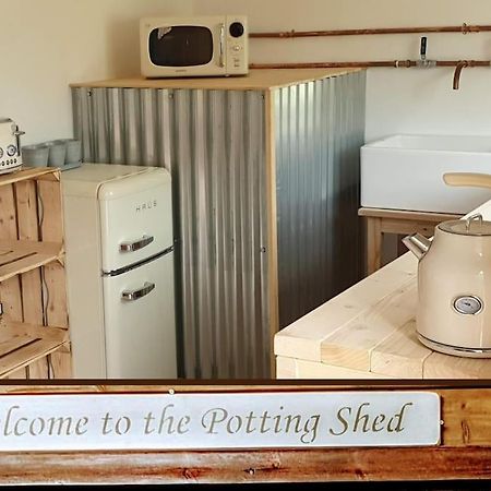 The Potting Shed Near Tenby, 100" Projector, Four Poster Bed, On-Site Hot Tub Access Via Spa Pack, Breakfast Екстериор снимка