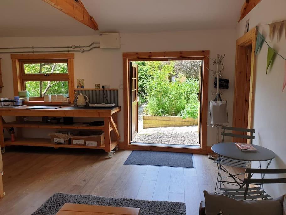 The Potting Shed Near Tenby, 100" Projector, Four Poster Bed, On-Site Hot Tub Access Via Spa Pack, Breakfast Екстериор снимка