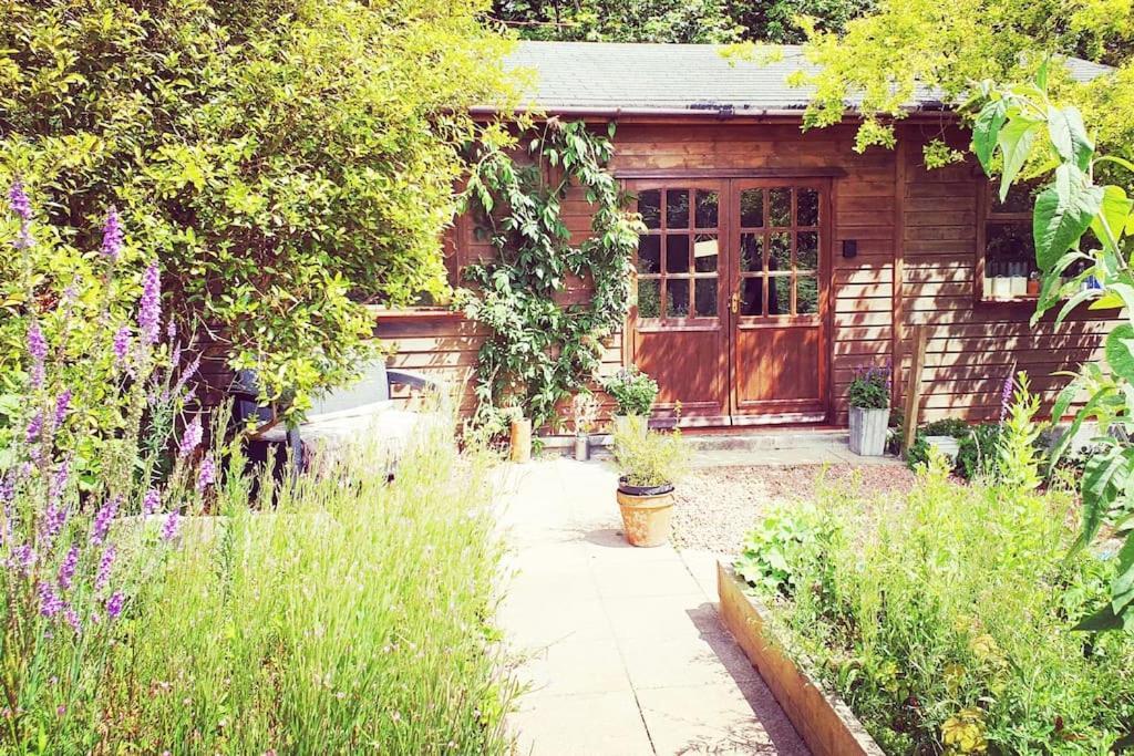 The Potting Shed Near Tenby, 100" Projector, Four Poster Bed, On-Site Hot Tub Access Via Spa Pack, Breakfast Екстериор снимка
