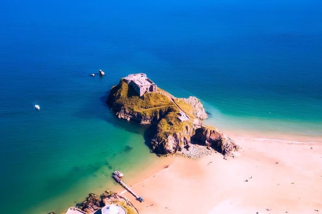 The Potting Shed Near Tenby, 100" Projector, Four Poster Bed, On-Site Hot Tub Access Via Spa Pack, Breakfast Екстериор снимка