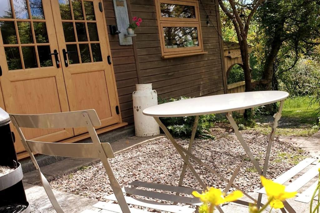 The Potting Shed Near Tenby, 100" Projector, Four Poster Bed, On-Site Hot Tub Access Via Spa Pack, Breakfast Екстериор снимка