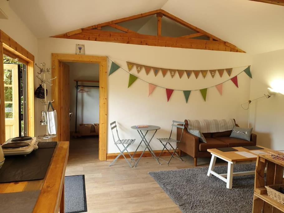 The Potting Shed Near Tenby, 100" Projector, Four Poster Bed, On-Site Hot Tub Access Via Spa Pack, Breakfast Екстериор снимка