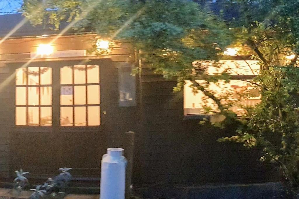 The Potting Shed Near Tenby, 100" Projector, Four Poster Bed, On-Site Hot Tub Access Via Spa Pack, Breakfast Екстериор снимка