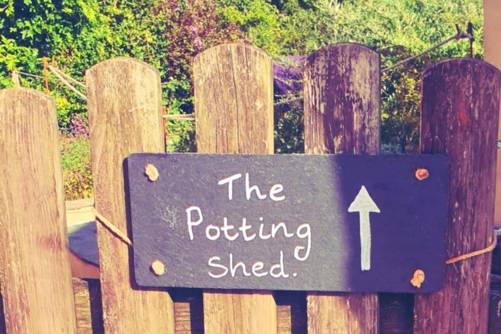 The Potting Shed Near Tenby, 100" Projector, Four Poster Bed, On-Site Hot Tub Access Via Spa Pack, Breakfast Екстериор снимка