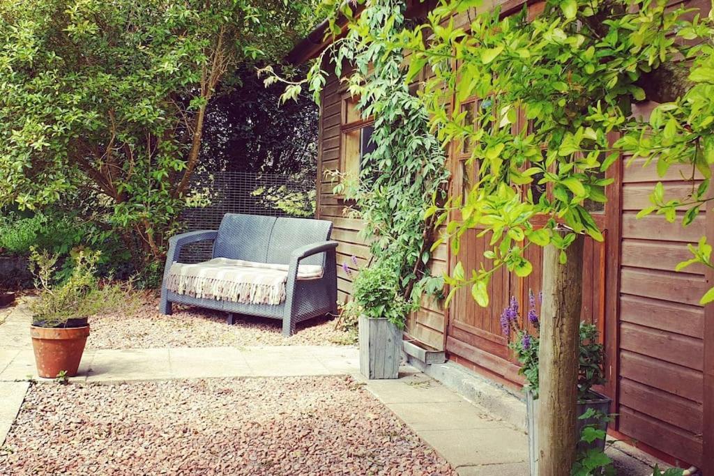 The Potting Shed Near Tenby, 100" Projector, Four Poster Bed, On-Site Hot Tub Access Via Spa Pack, Breakfast Екстериор снимка