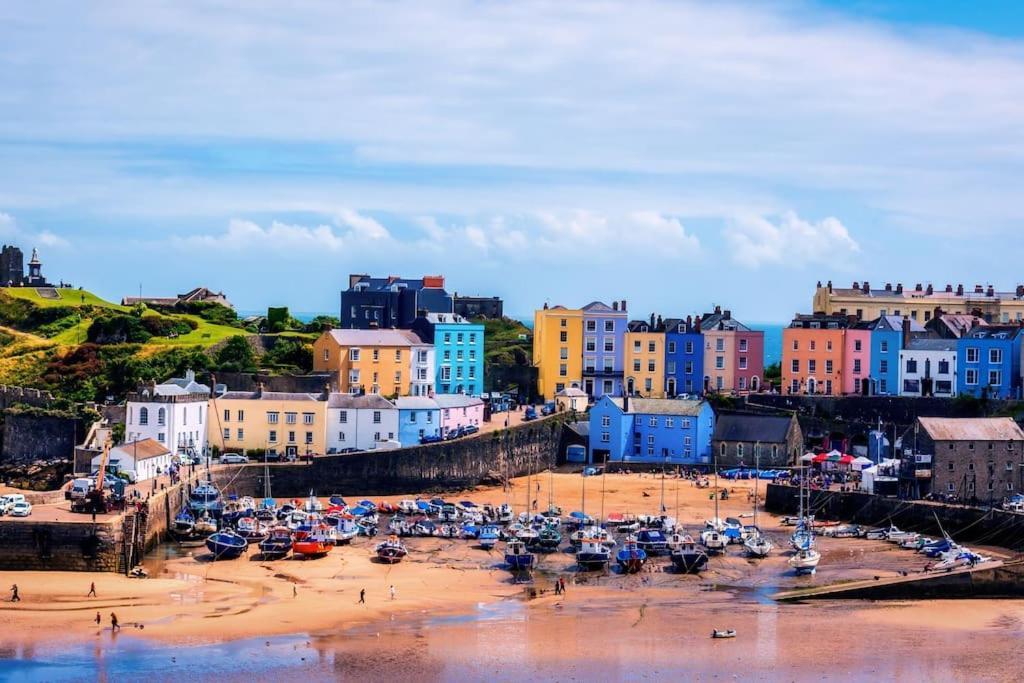 The Potting Shed Near Tenby, 100" Projector, Four Poster Bed, On-Site Hot Tub Access Via Spa Pack, Breakfast Екстериор снимка