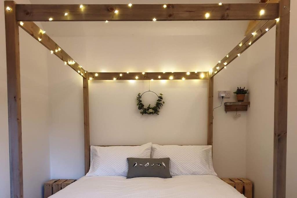 The Potting Shed Near Tenby, 100" Projector, Four Poster Bed, On-Site Hot Tub Access Via Spa Pack, Breakfast Екстериор снимка