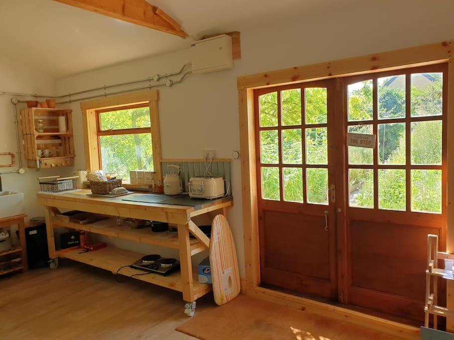 The Potting Shed Near Tenby, 100" Projector, Four Poster Bed, On-Site Hot Tub Access Via Spa Pack, Breakfast Екстериор снимка