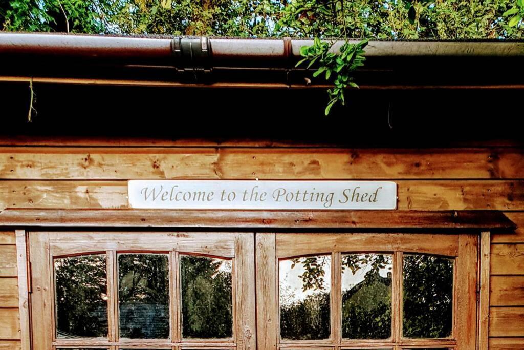 The Potting Shed Near Tenby, 100" Projector, Four Poster Bed, On-Site Hot Tub Access Via Spa Pack, Breakfast Екстериор снимка